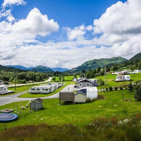 Smordal Hytteutleie Og Camping Hotel Nordfjordeid Esterno foto