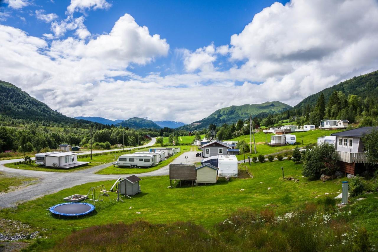 Smordal Hytteutleie Og Camping Hotel Nordfjordeid Esterno foto